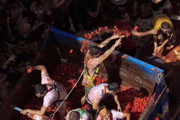 Photo of В Испанию после двухлетнего перерыва вернулась помидорная битва La Tomatina (18 фото)